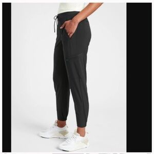 Athleta Women's Black cargo Jogger travel venture pants size 2 EUC
